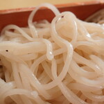 オリベ - “白雪”は“蕎麦の実”の中心部の白い部分のみを製粉し、打った“お蕎麦”、“更科”と同じ分類になるかと思います。