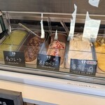 産直ミルク - ショーケース左側