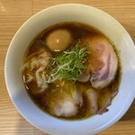 中村麺三郎商店 - チャーシューは3種で、
            これがうんまいのね！(﹡֦ƠωƠ֦﹡)ﾑｯﾌｰ
            左には海老ワンタン、味玉はまるまる1個！
            九条ネギが濃い緑を演出してます(*^^*)