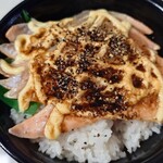 魚丼 - ブラックペッパー炙りマヨサーモン隠しネギトロ丼