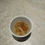 希須林 - 淡い繊細なスープからスタート