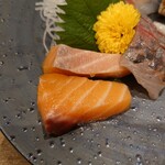 Sushi Sakaba Minato - サーモンは普通な脂のり感だった
                      
                      総じて旨味感はキチンとある刺身の盛り合わせだけど
                      ランチ価格ではないのもあり、割とお高い印象を受けた
