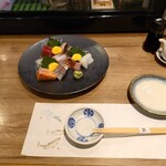 Sushi Sakaba Minato - テーブルセットアップ状況
                        お通しは無いぞ
                        
                        ●刺身の盛り合わせ（2切れ7種）2,838円
                        白ご飯363円お味噌汁385円なので
                        これで定食をアラカルトで作ったら
                        3,586円の刺身定食になってしまうw