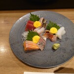 Sushi Sakaba Minato - ◯刺身
                      大将さんに種類をお尋ねすると
                      
                      キハダマグロ、サワラの炙り、金目鯛の炙り、アオリイカ、アジ、サーモン
                      
                      と教えて頂けた