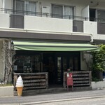 ふぁてぃ - 地味目な外観だけど、バンの種類もたくさんあったし、マフィンとかおやつ系もあったよ
