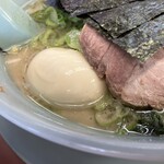 ラーメン山岡家 - 醤油ﾁｬｰｼｭｰ硬麺+味玉+ﾈｷﾞ増し+ﾗｲｽ