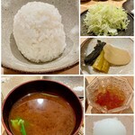 Tonkatsu.jp - 杉本さんが握った、出来立ての海水塩を使った塩むすび♪
      赤出汁・お漬物・キャベツせん切り・デザート