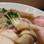 麺 ひしおのキセキ - 特製濃醇ラーメンには…ほたてと味玉と２種のチャーシューが入っています