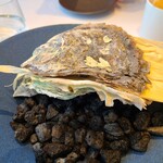 unito - おまけ岩牡蠣はもろこしの葉っぱで