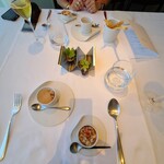 unito - 厳かにシンプルなテーブルを飾るアレバ・ゴルゴンゾーラ・はちみつ・セロリやクスクス、帆立など