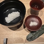 中目黒 米ル - 炊き上がり直後のお米です。お塩と共に提供して頂けます。