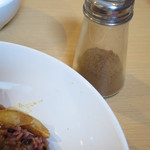 ひつき屋 - 卓上には辛さを増すスパイス