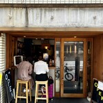 Harudamon Kare - 店内は11席ほどありますが、外にはこんな特等席もあります。今はいい季節です♪