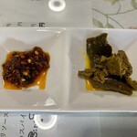 す MYANMAR FOODS & KARAOKE - 料理写真:左がエビの殻(たぶん)と唐辛子のスパイス
右がマンゴーの漬け物(味は梅干し)