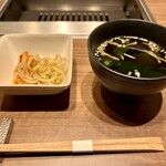 焼肉うしごろ - ワカメスープ、おかわり自由