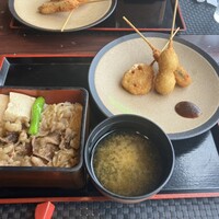 星空の中へ - すき焼き重　串揚げ3種　お味噌汁