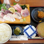 海鮮めし屋 磯人 - 刺身と鯵のタタキ定食（2680円）