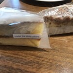 アンダーザブルーベーカリー - 左・アーモンド塩キャラメルケーキ、右・サワークリームコーヒーケーキ