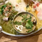 Harudamon Kare - ■うお出汁フィッシュカレー（2.5辛）
                      いわゆるシーフードカレーのイメージとは違いますが、これが独特ながら、魚の出汁とスパイスが絶妙にマッチして美味しい♪
                      一番気に入ったのはこれです！