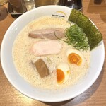 Men Hikyuu - 鶏白湯魚介濃縮ラーメン