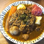 狛犬 hug me - 山椒ポークキーマとチキンカレー　　1,500円　　　　　　蒸し野菜５品＝新じゃが、人参、ズッキーニ、大蒜の芽、トマト酢漬け　