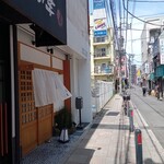 うなぎと炭焼 久松 - 外観（交差点左右が福富町国際通り）
