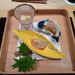 Unagi To Sumiyaki Hisamatsu - 先付（胡麻豆腐、茄子煮浸し、鰻刺身、骨せんべい）