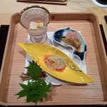 うなぎと炭焼 久松 - 先付（胡麻豆腐、茄子煮浸し、鰻刺身、骨せんべい）