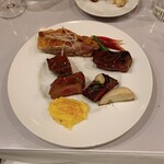 アンティカ オステリア カルネヤ - スーパーCARNEYAオールスターズ。一番上が大山鶏で時計回りに熟成肉、ハラミ、ポーク、ラム