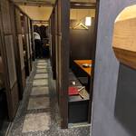 個室居酒屋 山久 - 内観：狭過ぎる通路