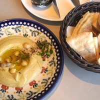Trattoria Tabule - ひよこ豆のフムスと、ピタパン