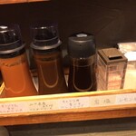 Meigara Tonkatsu Fukurou - ソース、ドレッシング、岩鹽、レモン鹽など。