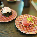 回転寿司ととぎん - 山盛りカニ身とカツオタタキ