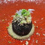 248257439 - ⑦リードヴォー(仔牛の胸腺)と馬鈴薯の中身、黒胡麻&竹炭をまぶしたクロケット、削りサマートリュフ&芽葱&エディブルフラワー載せ
                        サマートリュフの香りしっかり、リードヴォーに馴染みが無くても食べ易い料理