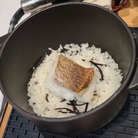 MILLE - ⑫炙り真鯛(広島県産)&ひじきの炊き込みご飯
                  《端野菜と真鯛のアラ出汁で炊いたご飯(広島県庄原産特別栽培コシヒカリ)》
                  提供直前にテーブルで真鯛をガスバーナーで炙ってから提供されます