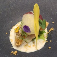 MILLE - ⑨白甘鯛(山口県萩産)の松笠焼き、浅蜊と蛤出汁のソース、グリーンピースのピューレ敷き、浅蜊と蛤出汁の泡、コーンスプラウト&エディブルフラワー載せ
                白甘鯛が良くてシェフの器量を感じます