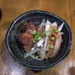 Kyuushuuryouri Shouchuu Nomise Kusuo - お通し ブリとオニオンスライス味噌和え　炙りマグロポン酢