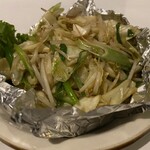 Daruma Restaurant - ステーキに添えられているもやし炒め