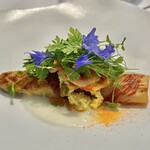 ラ・ヴァガボンド - 前菜二皿目は、フランス産のホワイトアスパラガスの一皿。静岡県駿河湾の桜海老の食感も抜群で、最高に美味しかった