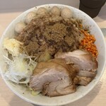 ラーメン 鷹の目 - まぜそば大　豚マシ　うずら　上から