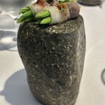 ラ・ヴァガボンド - スライスした猪ロース肉を蒸し焼きに。
      アスペルソバージュと言うフランスの山菜を巻いているそう。オブジェの石？も熱々♡