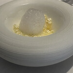 ラ・ヴァガボンド - フランスノルマンディの発酵クリームの上に台湾産パインの果肉、エルダーフラワーを使ったグラニテ、エスプーマという懲りよう。お口直しのようにサッパリします。