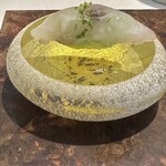 ラ・ヴァガボンド - 甘鯛を昆布締めにし、春キャベツをシュープレゼしたモノを、お寿司のようにプレゼン、ひと口で頂きます♡
      