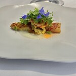 ラ・ヴァガボンド - 太目ホワイトアスパラガスはロティし柔らかく、和牛のブレザオラを巻いてあります。ソースはグリビッシュソース、オレンジのパウダーは何かお尋ねしましたが、忘却の彼方(⌒-⌒; )