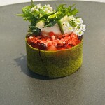 ラ・ヴァガボンド - 登場した瞬間、目を見張りました。抹茶風味のチュール生地のカップに愛西市朝採れの紅ほっぺが刻まれています。頂くのを躊躇うほど。