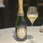 ラ・ヴァガボンド - Alfred Gratien Brut Blanc de Blancs Grand Cru ドサージュ： 8g/L 初めて頂きました。ストレートで力強く食欲を増進する印象