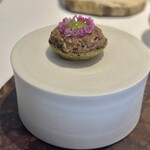 ラ・ヴァガボンド - 富山県産ホタルイカをコンフィにして刻んだフィンガーフード
      、花穂紫蘇も良いアクセントになっていました♡