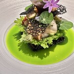 ラ・ヴァガボンド - 楽しみにしている前菜一皿目、黒米の上には和歌山県産のうすい豆、近海の4種類の貝に、ネギを使った新緑のような色鮮やかなオイルソース、混ぜるのをためらう程、アーティスティック♡