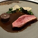 ラ・ヴァガボンド - 京都産鴨、抜群の火入れですっとナイフが入ります。ミンチにした鴨肉、ソースのコクと共に味わいました。