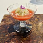 ラ・ヴァガボンド - 暑い日でしたのでフルーツトマトのガスパチョ♪ズッキーニ、上には毛蟹、何とも心憎いスターター♡